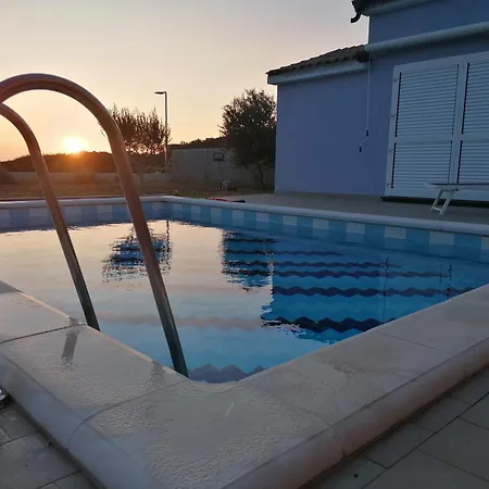 House With Pool *