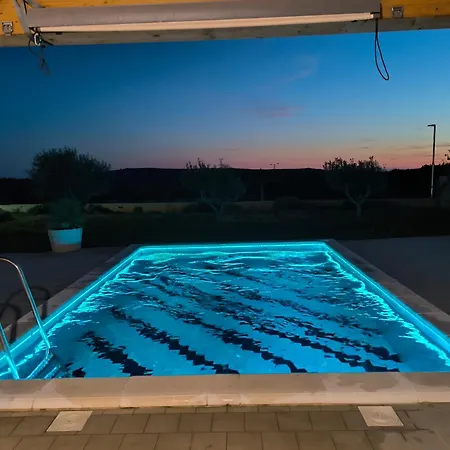 בית נופש House With Pool