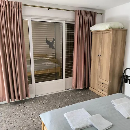 House With Pool מאלי לוסיניי