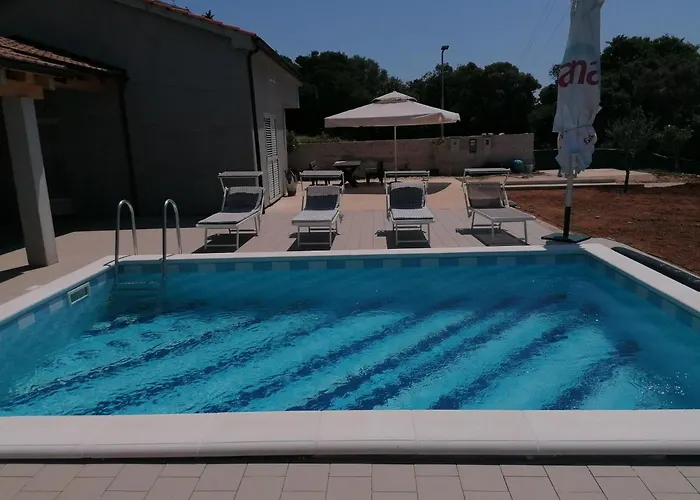 House With Pool Ferienhaus *