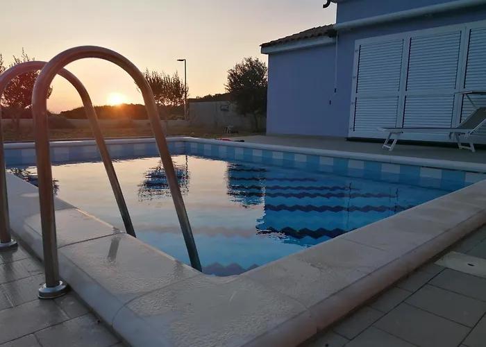 House With Pool *