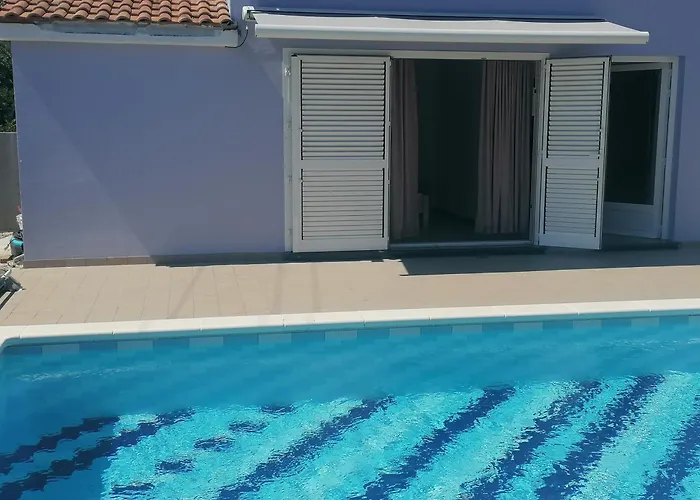 House With Pool Ferienhaus