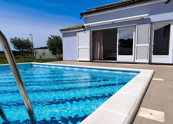 House With Pool 度假居 木洛希尼